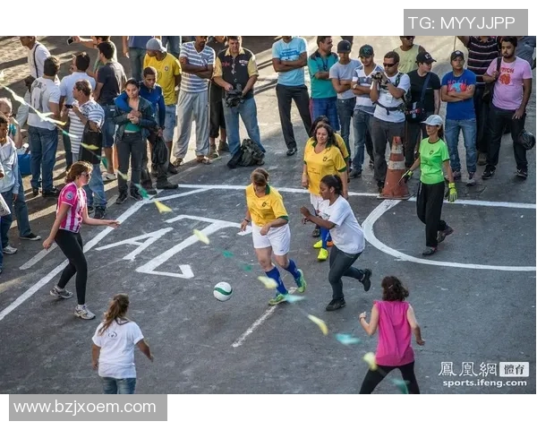街头足球明星惊艳表演引发路人围观激情互动展现运动魅力与人文风情