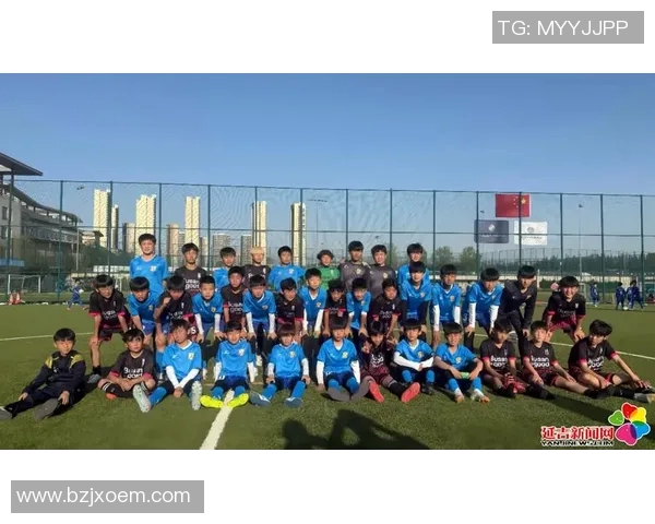 足球明星双手点赞展现运动精神与团队合作的完美结合