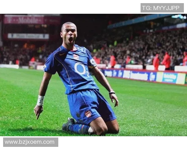 足球明星的荣耀与责任:从绿茵场到军营的传奇之路 足球明星的荣耀与责任:从绿茵场到军营的传奇之路